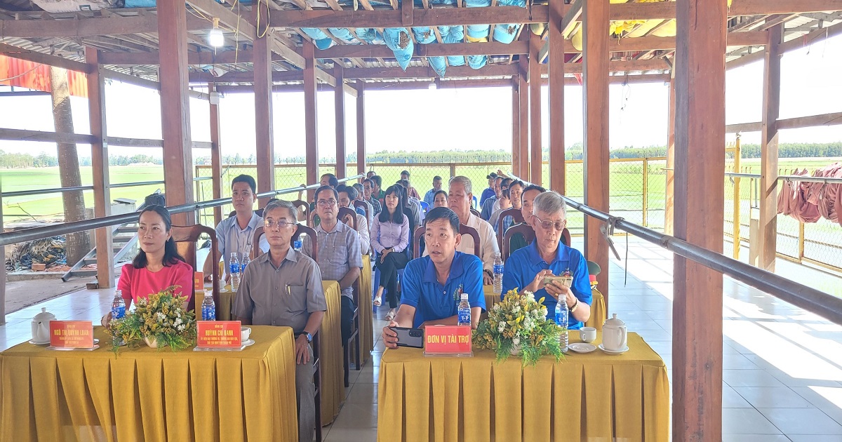 Khởi công đường dân sinh
