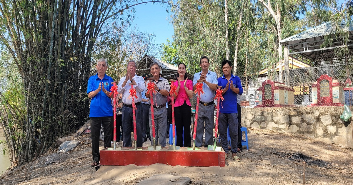 Khởi công đường dân sinh