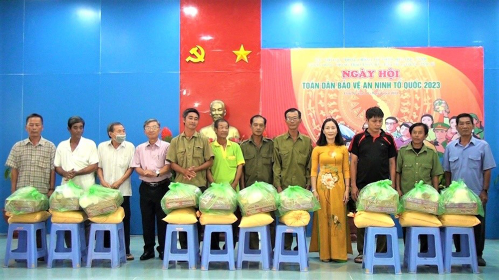 tặng quà hộ khó khăn