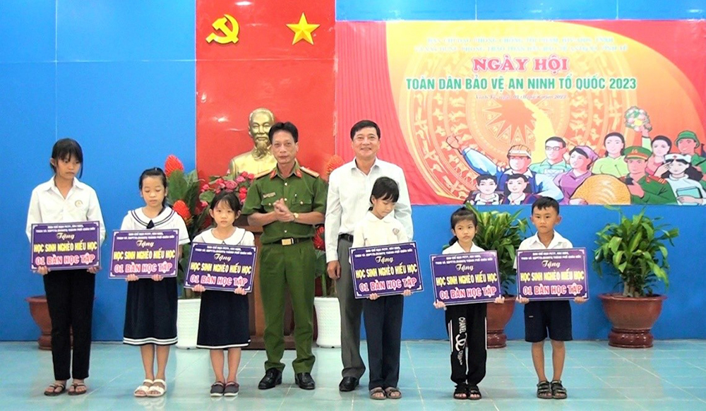 Tặng quà học sinh nghèo