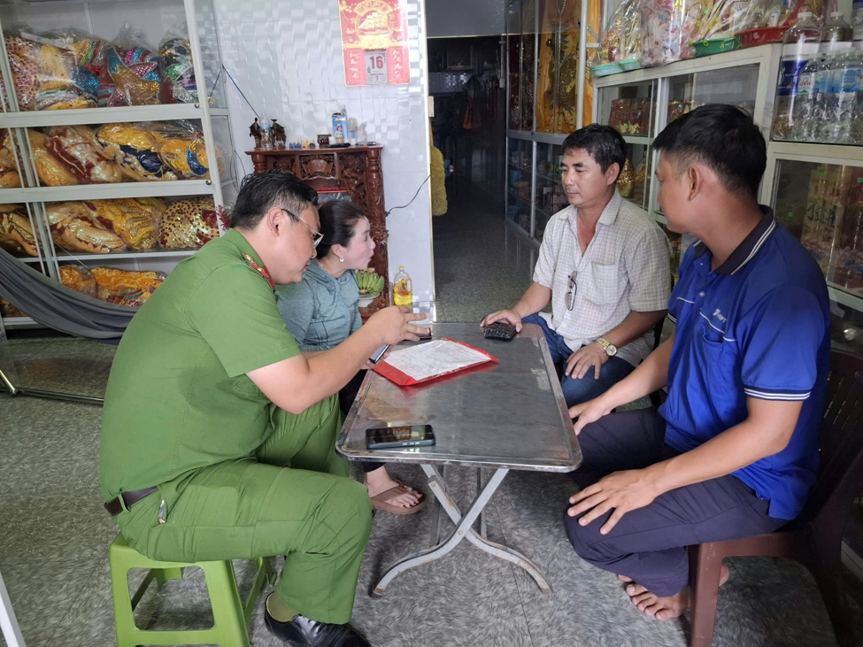 Công an và vinaphone trực tiếp đến từng hộ dân, hỗ trợ