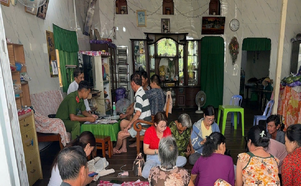 Tổ công nghệ số cộng đồng hỗ trợ tích hợp các giấy tờ cho người dân